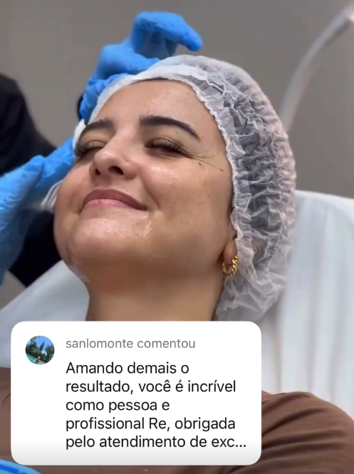 Paciente durante atendimento, sorrindo, com comentário elogiando o resultado